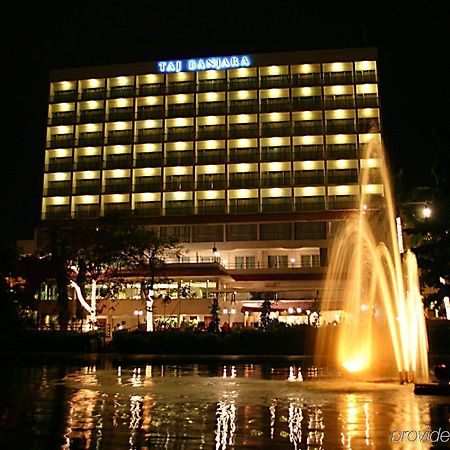 Taj Banjara Hotel Hyderabad Exterior foto The Manila Hotel at night