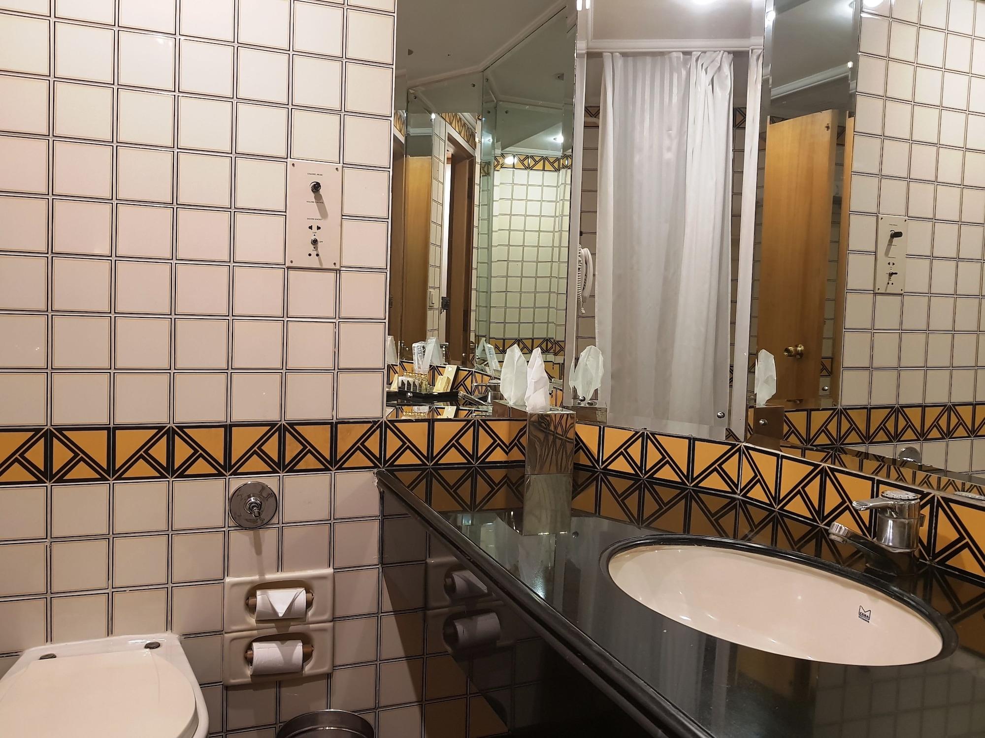 Taj Banjara Hotel Hyderabad Exterior foto Bathroom in a hotel