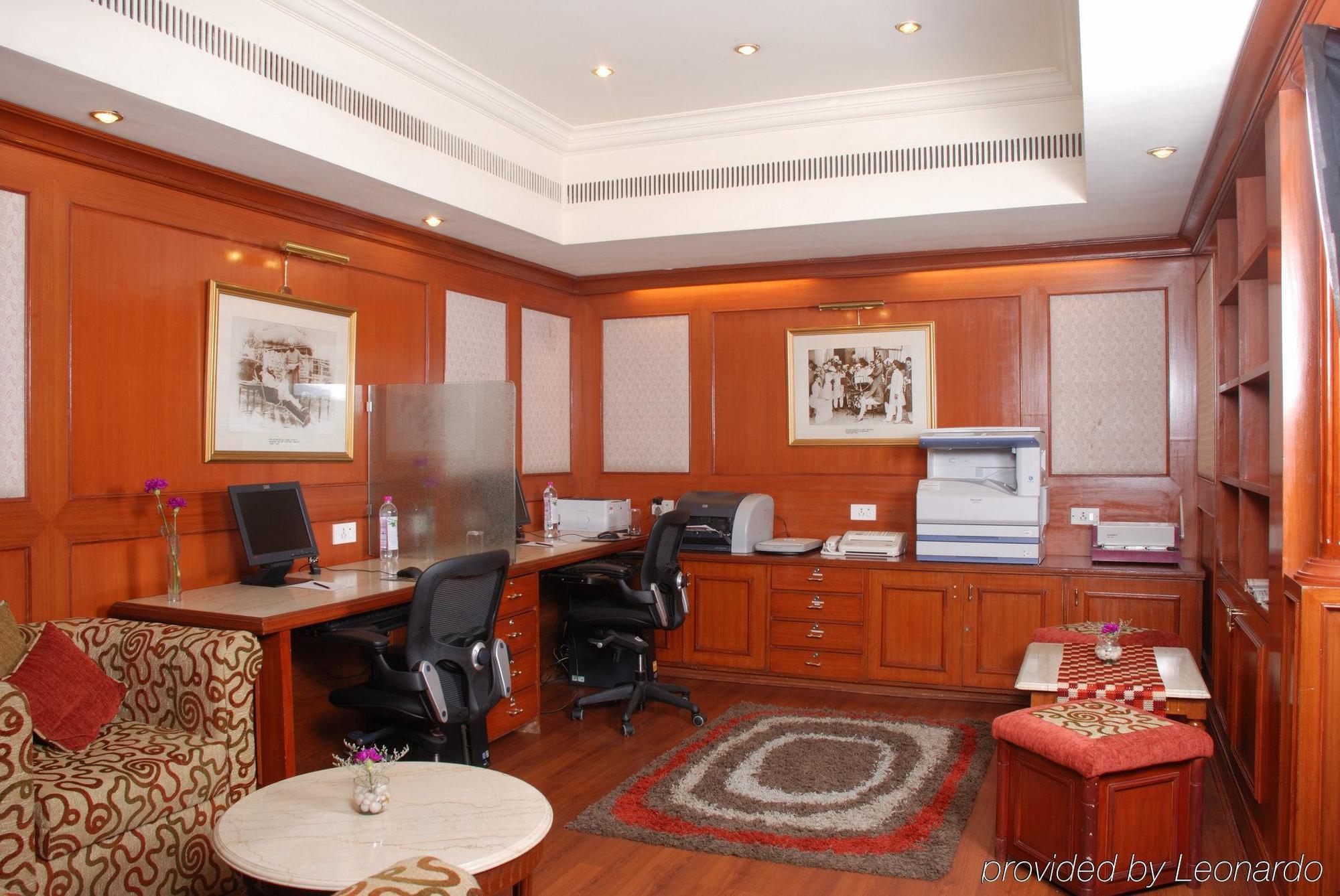 Taj Banjara Hotel Hyderabad Instalações foto A typical hotel business center