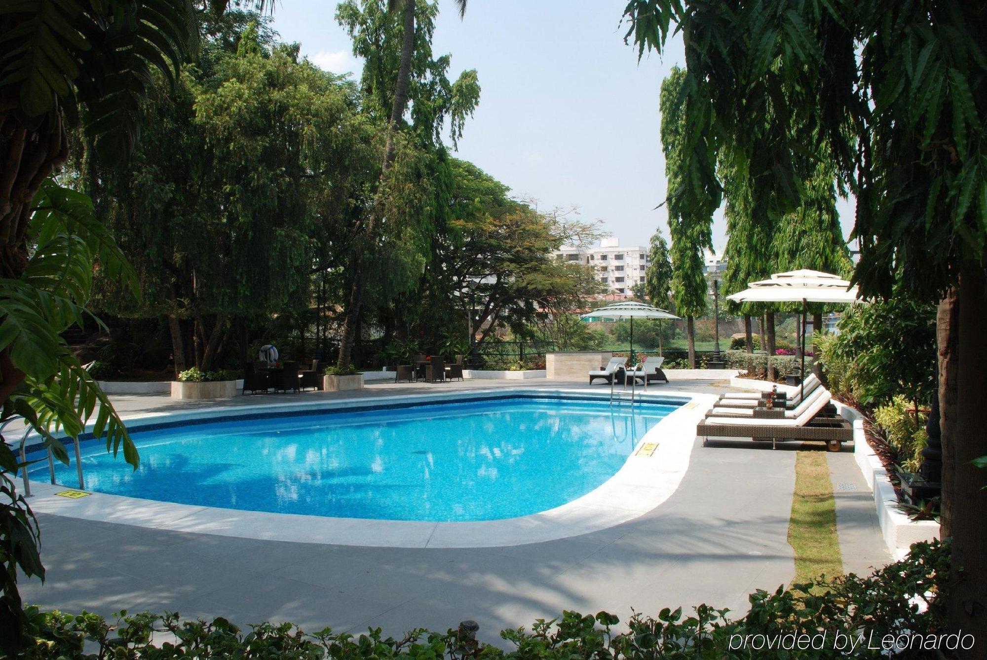 Taj Banjara Hotel Hyderabad Instalações foto Swimming pool at the hotel