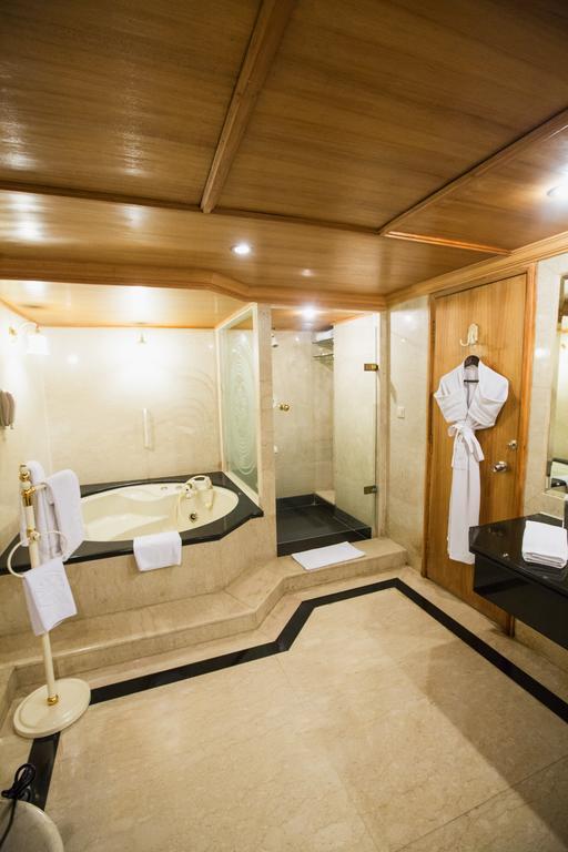 Taj Banjara Hotel Hyderabad Exterior foto A bathroom with a shower and a bathtub