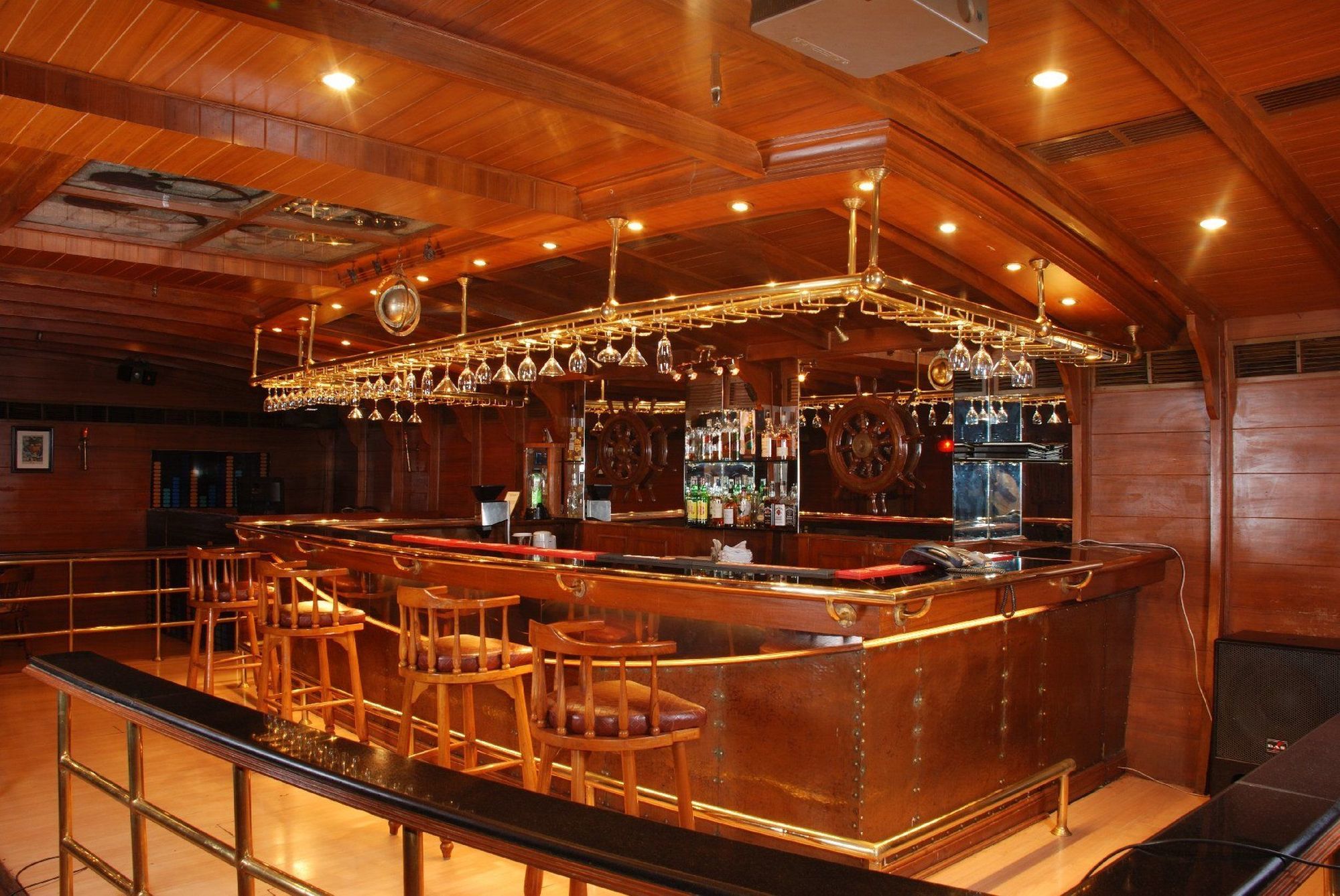 Taj Banjara Hotel Hyderabad Restaurante foto The bar on board the Calypso