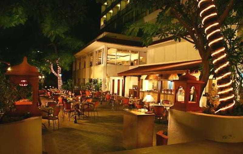 Taj Banjara Hotel Hyderabad Exterior foto The outdoor patio at the restaurant