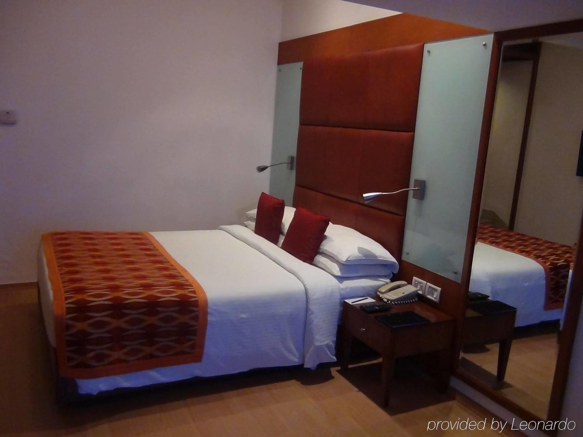 Taj Banjara Hotel Hyderabad Exterior foto A room at the hotel