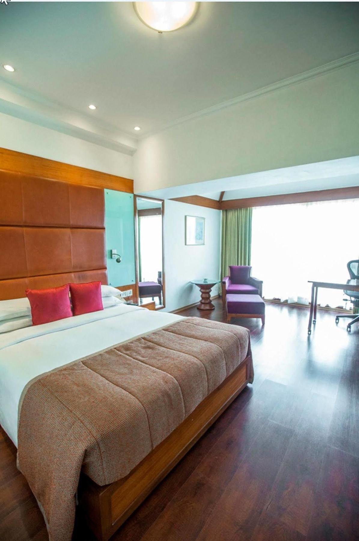 Taj Banjara Hotel Hyderabad Exterior foto A room at the Park