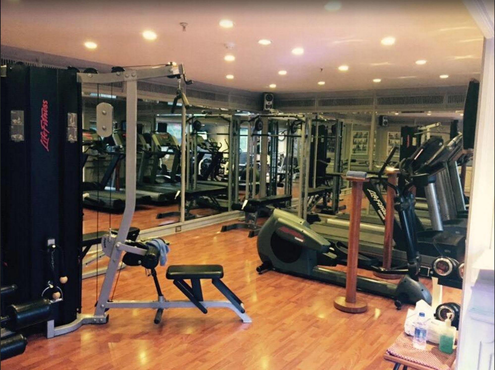 Taj Banjara Hotel Hyderabad Exterior foto The gym at the hotel