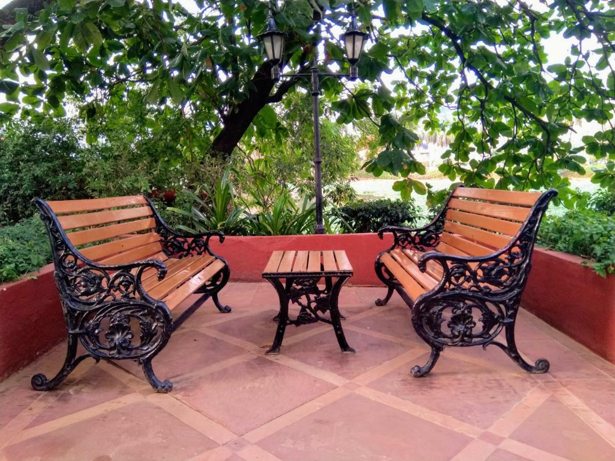Taj Banjara Hotel Hyderabad Exterior foto A cast iron bench